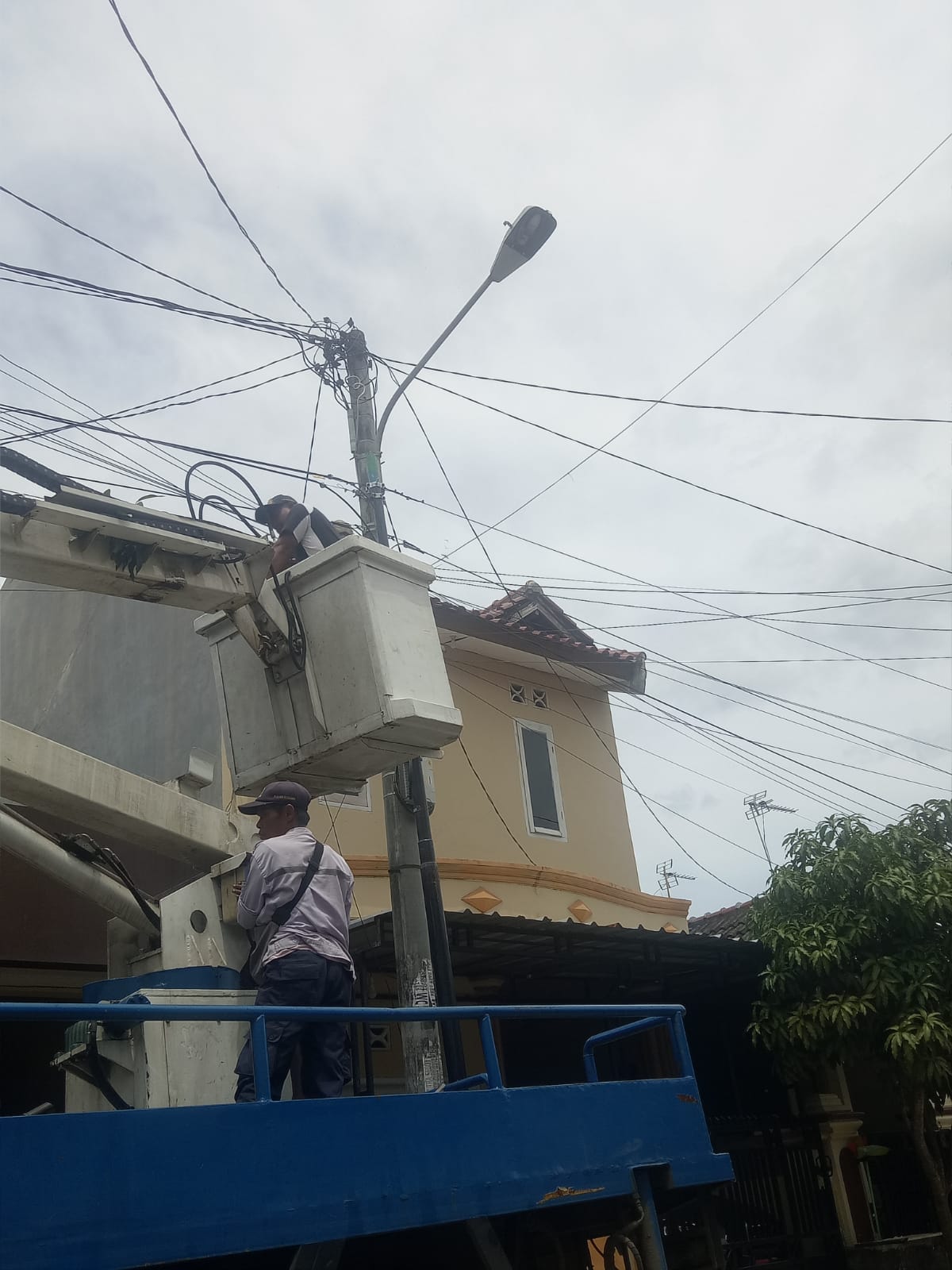 perbaikan jaringan dan penggantian lampu di citra gading