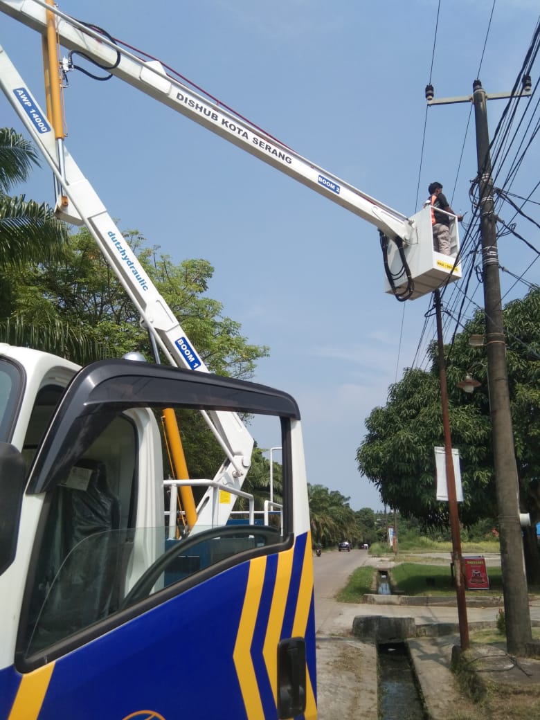 Perbaikan Pergantian Lampu Penerangan Jalan Di Polda