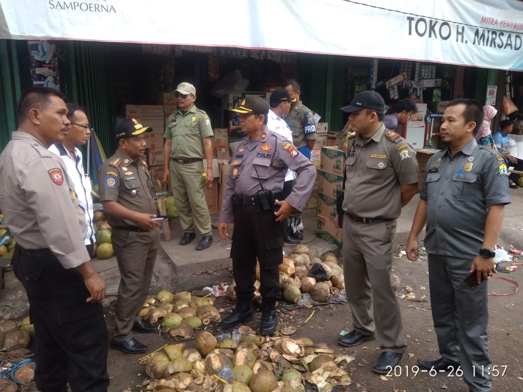 Satpol PP Kota Serang Tertibkan PKL di Kelapa Dua