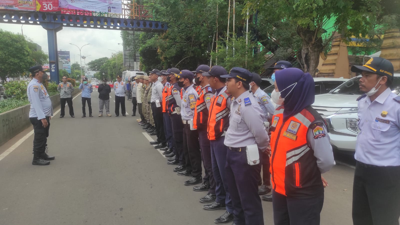 Dinas Perhubungan Kota Serang,Bersama Satlantas  Polres Serang Kota dan Satpol PP Kota Serang.Melaksanakan Penertiban Parkir dan Penertiban AKDP yang melintas di Jl.Veteran Depan Mall Ramayan