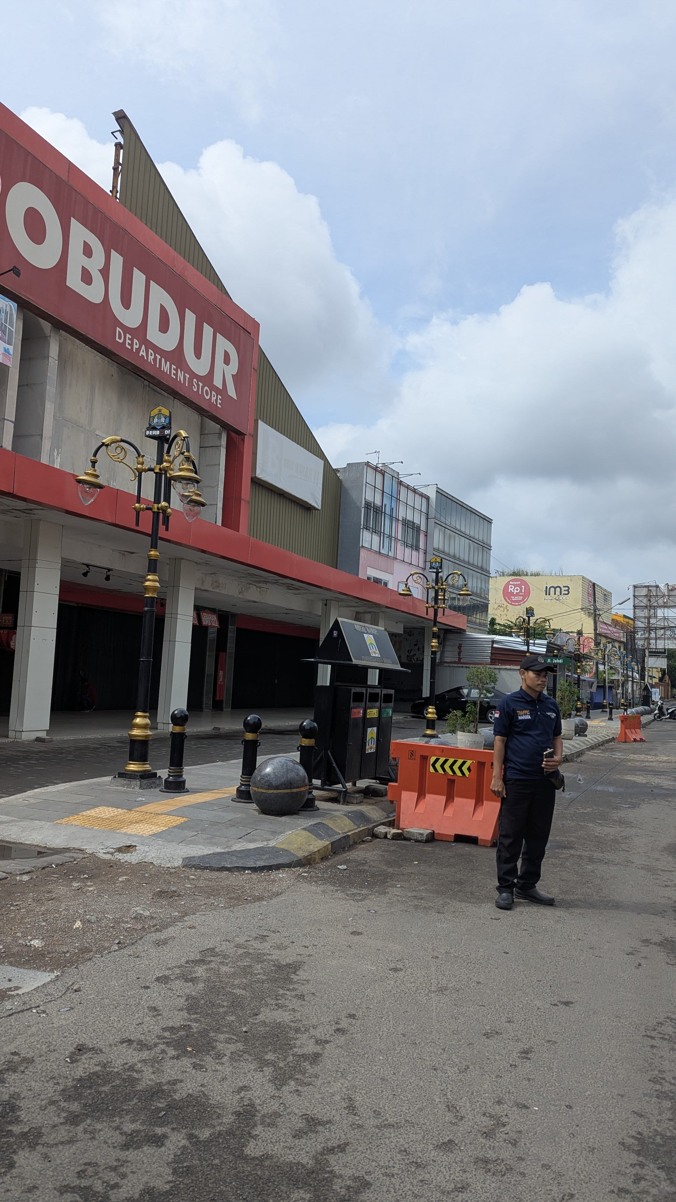 kegiatan UPTD Parkir Dinas perhubungan Kota Serang Penertiban dan pengawasan parkir lokasi Royal Baroe